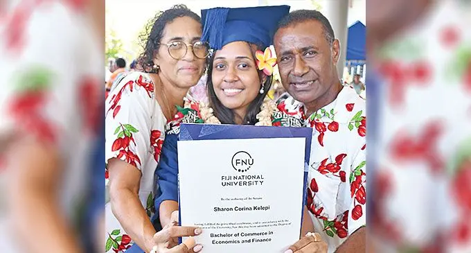 E taba toka ko Sharon Kelepi kei rau na nona itubutubu, ni oti mai na nona tauri vola ena Fiji National University ena Vodafone Arena e Suva, ena ika 10 ni Tiseba, 2024. Veitaba: Ronald Kumar