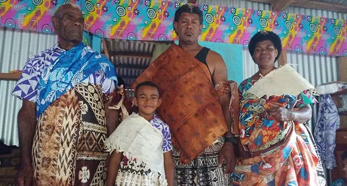 E duri tu mai na imawi ko Savenaca Bola (tamana lailai), Misaele Toutou, nona nei ko Lusiana Silikavu, kei na luvena ulumatua ko Misaele, o Ratu Apisai Tawakelevu, ena soqo ni solevu ena siga Vukelulu ena macawa sa oti. 