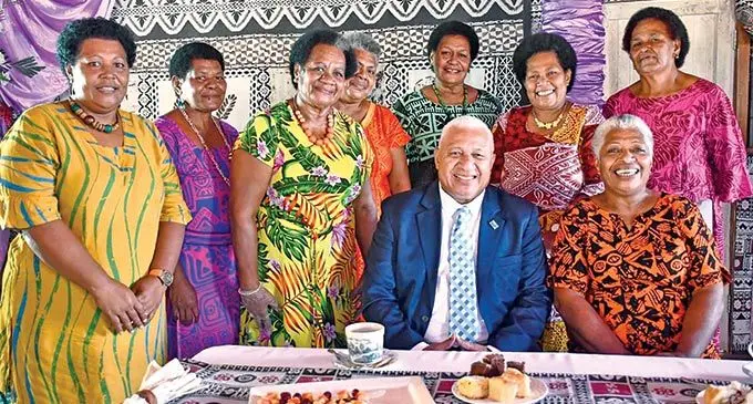Na iliuliu ni Matanitu o Voreqe Bainimarama kei ira na marama ni yasana o Lomaiviti ni oti nona lai dolava na Bose ni Yasana ka vakayacori e Nasova mai Levuka ena siga Vukelulu ena macawa oqo.