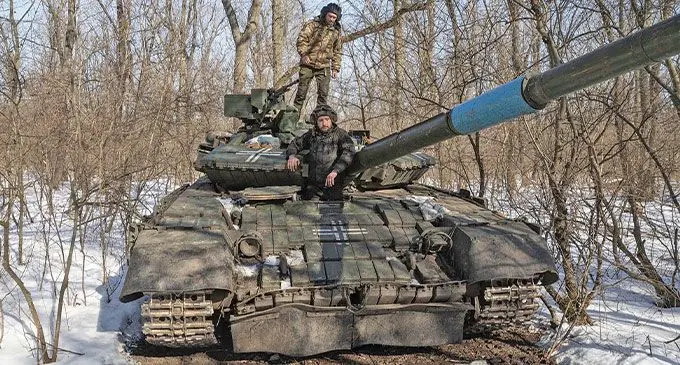 Ukrainian servicemen of the 17th Independent Tanks Brigade are seen atop of a T-64 tank, as Russia’s attack on Ukraine continues, near the frontline town of Bakhmut, Donetsk region in Ukraine on February 23, 2023. Photo: Reuters
