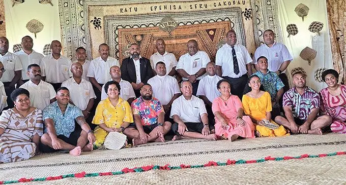 Na ilawalawa era matataka na mataivalu kei iratou na lewe ni vuvale vakaturaga na Vunivalu na Tui Kaba, Ratu Epenisa Cakobau, ena nodra itikotiko mai na yanuyanu o Bau ena ika 19 ni Veverueri, 2025. Veitaba: Beranadeta Nagatalevu