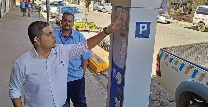 Nadi Sigatoka Special administrator chair Lawrence Kumar with technician Afroz Ali during the installation of the pay and display metre in Nadi Town. Photo: Waisea Nasokia