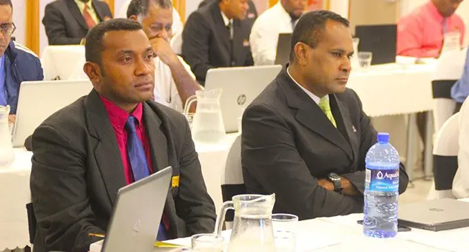 Na Roko Tui Lau o Maikeli Waqatabu (mai na imawi) kei na Roko Tui Naitasiri o Ifereimi Corerega ena nodra vuli na Roko Tui e Suva. Veitaba: Tabacakacaka iTaukei