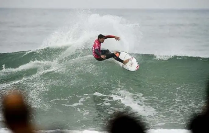 Brazilian surfer Gabriel Medina in action during the first round of the Moche Rip Curl Pro Portugal surfing event as part of the World Surf League (WSL) Championship Tour at Supertubos Beach in Peniche, Portugal, 18 October 2016. (EPA/Carlos Barroso)