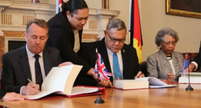 Fiji's Ambassador to Great Britain, Jitoko Tikolevu (centre).
