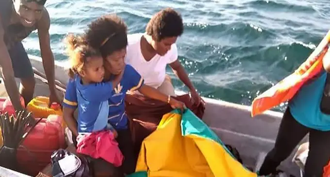 Passengers and the boat that was stuck in the open sea of Yawasa.