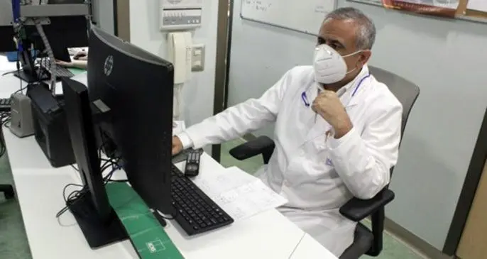 Sebastian Ugarte, head of the Intensive Care Unit of the INDISA Clinic, works on his computer amid the COVID-19 pandemic in Santiago, capital of Chile, June 11, 2020. (Xinhua/Clinica INDISA)