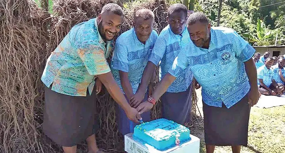 E lima na yabaki na nodra vakatatabu tu mai nai soqosoqo ni itabagone ena koro ko Naitauvoli mai Naitasiri ena kena teivaki na yaqona. Era lewena na porokaramu ka vakatokai tiko na ‘Rural Millionaire Project’. E 30 na levu ni itabagone kei na turaga era  lewena tiko nai soqosoqo, ka sa mai sevutaki na nodra yaqona kina Lotu, kei na vanua ena vula sa oti. 