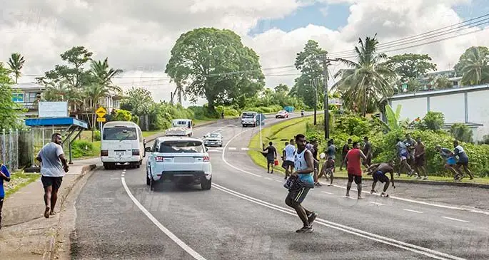 Youths from Topline, Mead Rd, run for cover while some retailiated as youths from Nabua threaten to attack them on April 12, 2021. Photo: Leon Lord