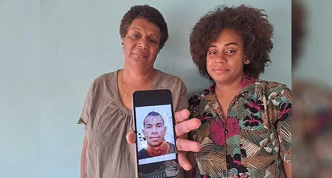 Wainikiti Damuni (left), and Alumita Marama with a photo of their loved one, the late Marika Damuni. Photo: Waisea Nasokia