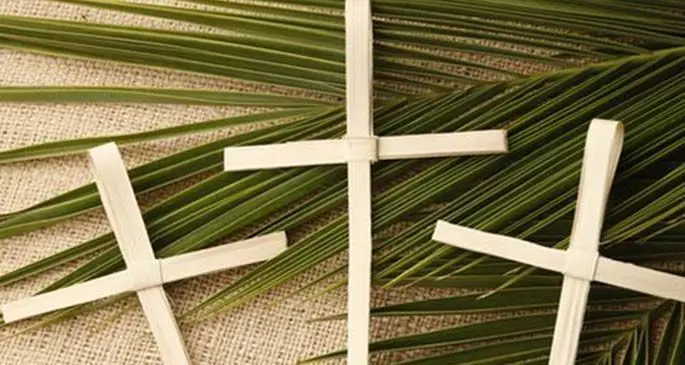palm-sunday-crosses-leaves-1551298620