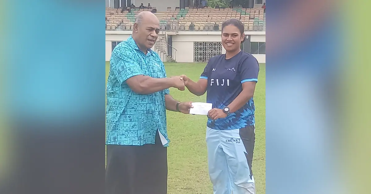 Ratu Meli Saubulinayau presents the cheque to Ono-i-Lau Sixers captain Ilisapeci Waqavakatoga 