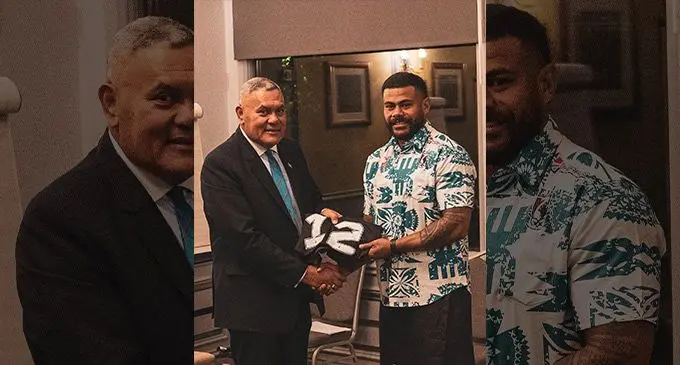 Fiji High Commission to the US Jitoko Tikolevu presents the national rugby league jersey to Pio Seci in Rochdale, England, on October 7, 2022. Photo: Fiji Rugby League Players Association