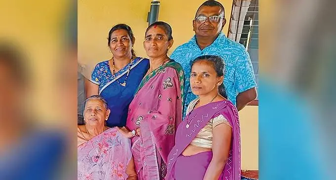 Vunimoli Advisory Councillor Navir Kumar with members of the women’s club during his visit .