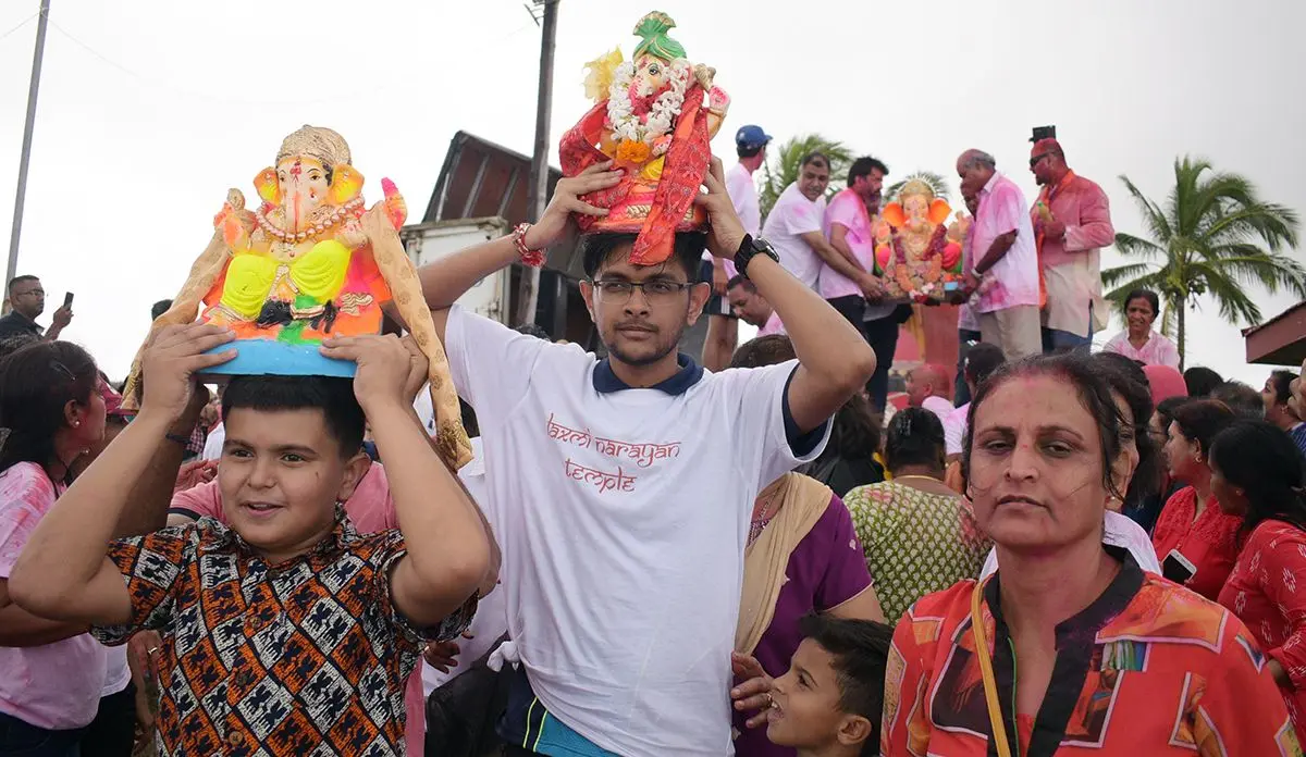 Hundreds of Hindu devotees from Laxmi Narayan Temple during the Ganpati Visarjan (final Lord Ganesh Utsav prayer ritual of farewell of Lord Ganesh idol) at Suva foreshore on September 1, 2020. Photo: Ronald Kumar.