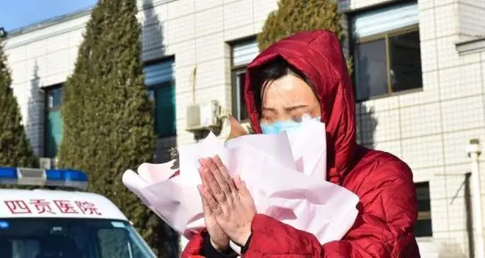 A cured COVID-19 patient expresses gratitude to medical workers at an infectious disease hospital in Jinzhong, north China's Shanxi Province, March 13, 2020.(Xinhua/Chai Ting)