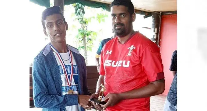 Nimesh Chand receives (right) his award from Coach Pratik Kumar on Wednesday. Photo:Pawant Chand