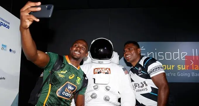 From left: South Africa 7s captain Siviwe Soyizwapi takes a selfie with his Fijian counterpart Tevita Daugunu during the captain’s photo shoot at Cite de l’espace on May 18, 2022 in Toulouse, France. South Africa are leading the Series points table. Photo: World Rugby