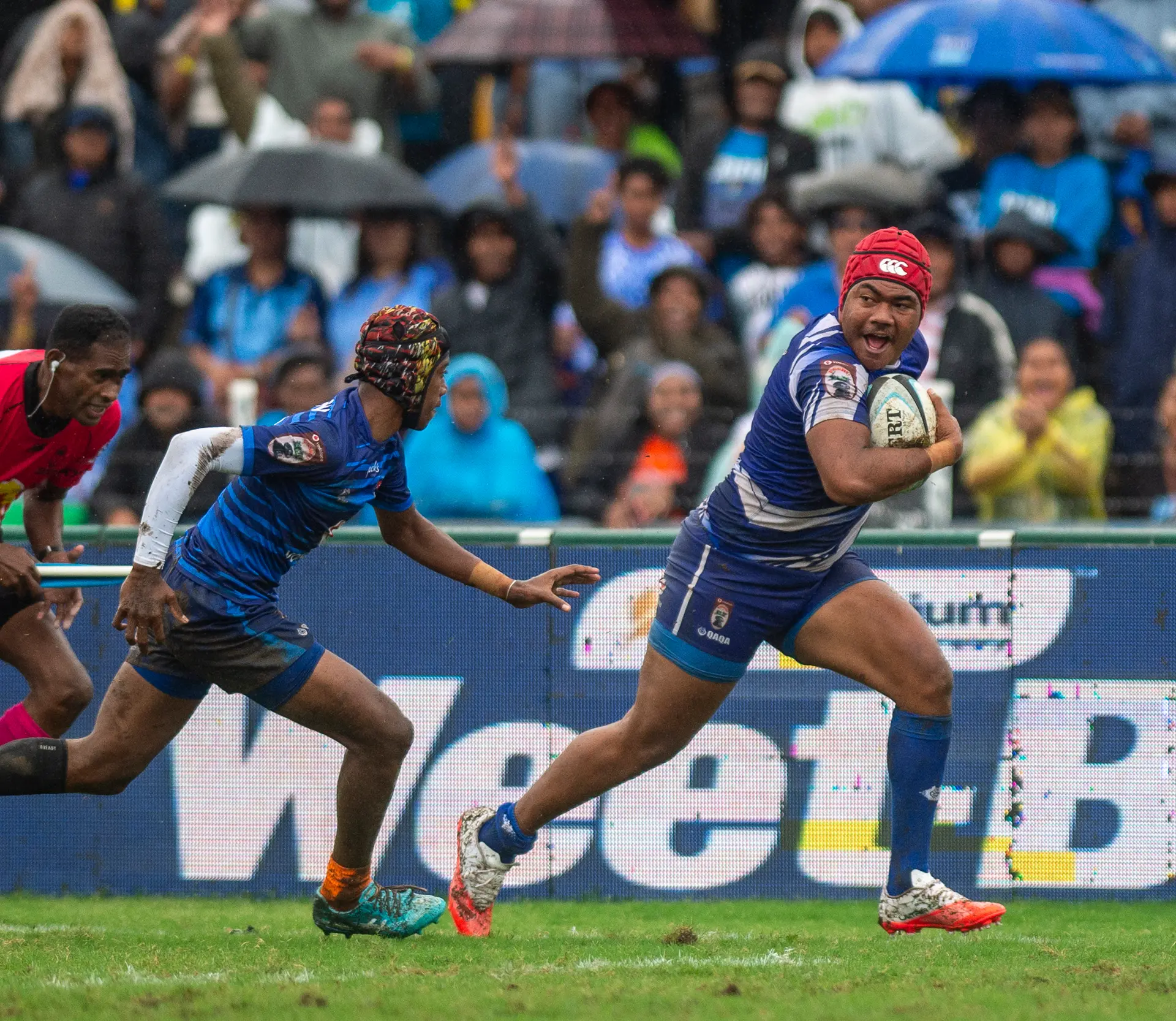 Vilimone Solimoce Kanawabu (with the ball)