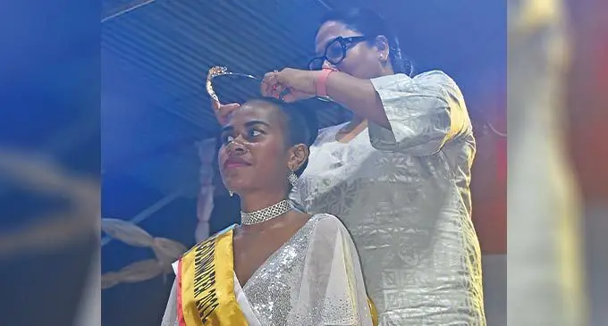 Minister for Local Government Premilla Kumar crowns Alitia Naborisi as Miss Vodafone Gold N Water 2022 at Garvey Park in Tavua on November 12, 2022. Photo: Waisea Nasokia