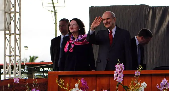 President Russell Nelson (right) and his wife Wendy (left) wave to members of the Church of Jesus Christ of Latter-day Saints at Ratu Cakobau Park. Photo: Sydnee Gonzalez