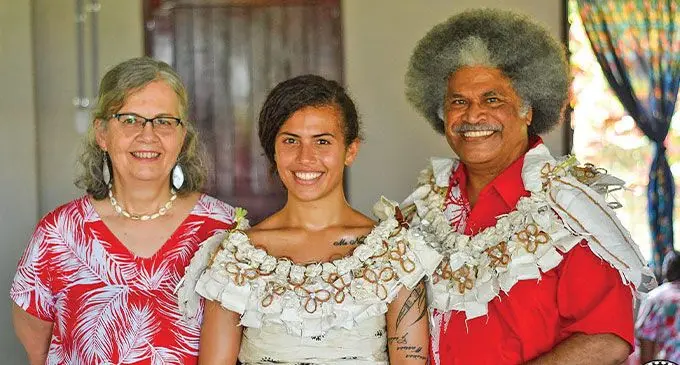 E daramaka toka oqori ko Laura Unise Coriakula na isulu vaka Viti, ka rau toka e yasana na nona itubutubu ko Mary kei Netani Coriakula.