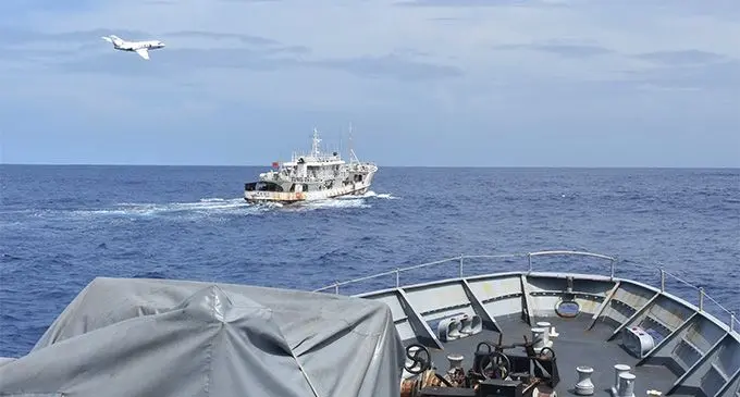 Falcon 200 Gardin surveillance aircraft (top left) alerting a fgishing vessel (left) while assisting in the joint Fiji-France EEZ patrol exercise. 