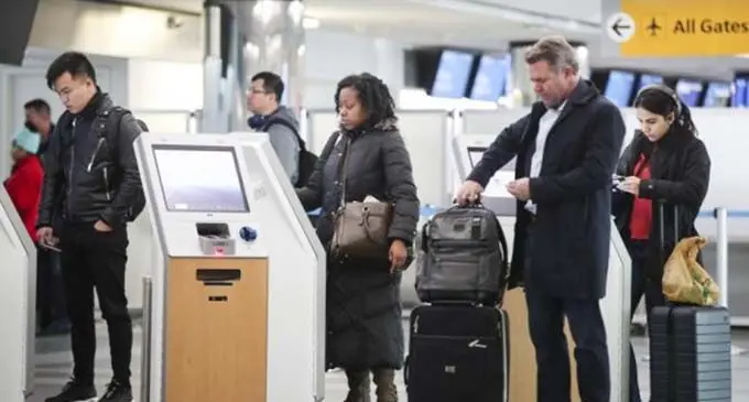 Passengers use self-service kiosks to check in at the LaGuardia Airport in New York, the United States, on Jan. 25, 2019. (Xinhua/Wang Ying)