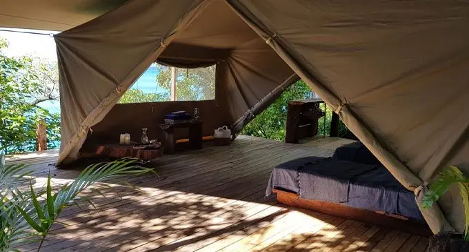 Mixing South African High-End Safari Tents with traditional Fiji Bures make up the camp . We have chosen to use what fits best to the ecosystem and the people and culture of Fiji.  Source: https://oceansouldiers.com/amanzi-wai-lodge/