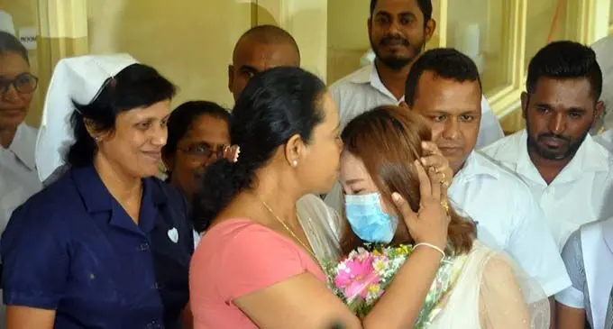 Recovered Chinese patient receives greetings from Sri Lanka's Health Minister Pavithra Wanniarachchi (in red clothes) before being discharged from hospital in Colombo, Sri Lanka on Feb. 19, 2020. (Xinhua)