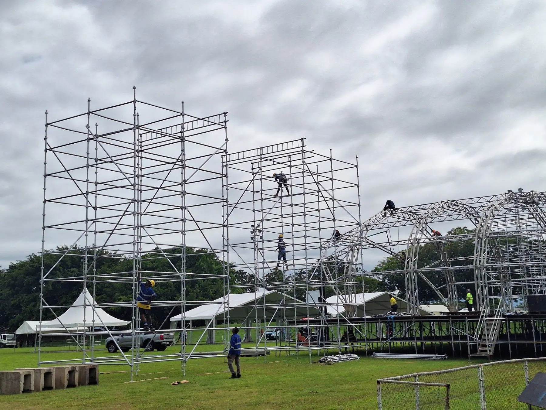 Rain or shine, good vibes set for UB40 concert