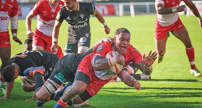 Biarritz lock Johny Dyer breaks through the defence during the French Top14 clash last month. Photo: Biarritz