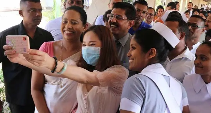 Recovered Chinese patient takes selfie with Sri Lanka's Health Minister Pavithra Wanniarachchi (in red clothes) and medical staff before being discharged from hospital in Colombo, Sri Lanka on Feb. 19, 2020. (Xinhua)