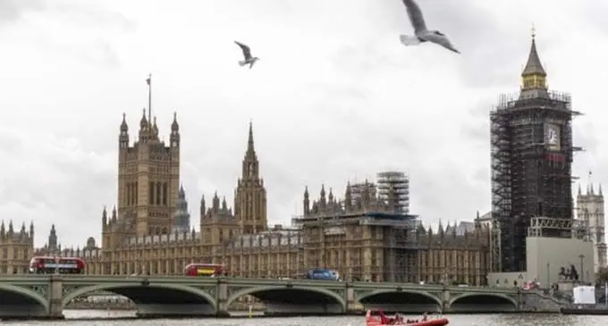 Seagulls fly above the River Thames backdropped by the Palace of Westminster, in London, Britain, on Oct. 28, 2020. (Xinhua/Han Yan)