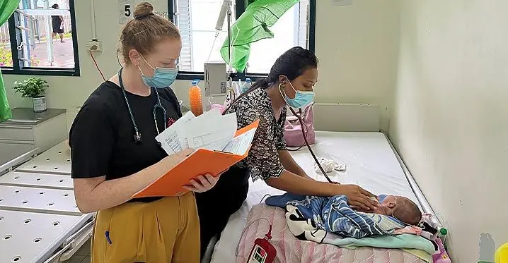 Kiribati paediatric intern Dr Moannara and MSF’s Dr Joanne Clarke examine’s three-week-old Faustina at Tarawa’s Tungaru Central Hospital. Photo: MSF Australia