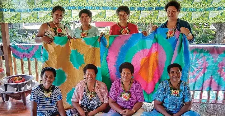 Ko ira na lewe ni soqosoqo ni marama na Delaimakotu, Moala mai Lau ka’ra vakatikotiko i Suva. Era vakaraitaka tu oqori na veika era vulica me baleta na Tie and Dye.