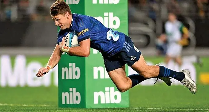 Blues key playmaker Beauden Barrett dives over to score a try against Highlanders in the quarterfinal on June 4, 2022. Photo: Stuff.