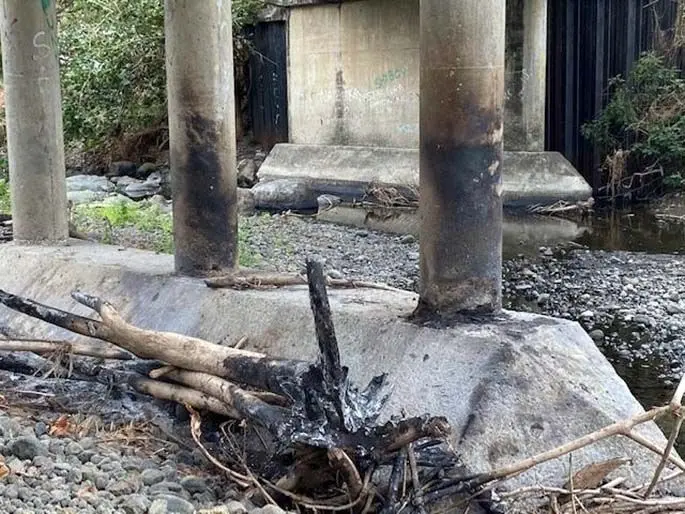 Burning of trash under the Draunivi Bridge in Ra.