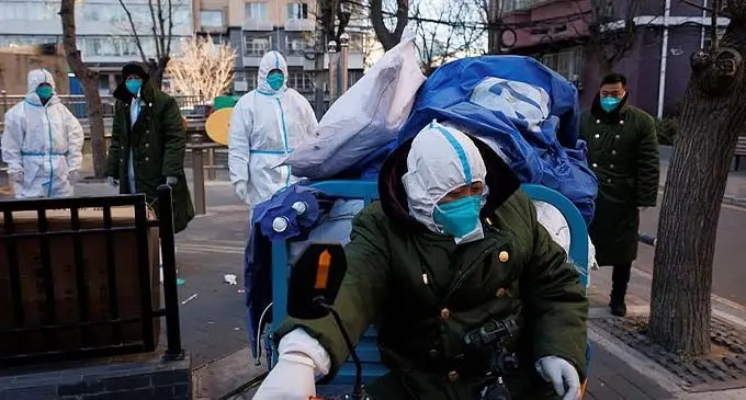 Pandemic control workers in protective suits remove down tents that served as their living quarters in a neighbourhood that used to be under lockdown, as coronavirus disease (COVID-19) outbreaks continue, in Beijing, China on December 10, 2022. Photo: Reuters