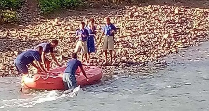 Staff members of the Ministry of Education and the National Fire Authority deliver the rubber boats for the children of Lawaki.