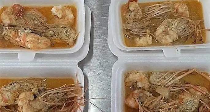 Pacific Ocean Culture presented a donation of their prawns & fish to the CoOVID-19 frontline workers of the Navua Hospital Quarantine & Isolation Wards. The Hospital’s Dietitian prepared the product for the hardworking team at Navua.