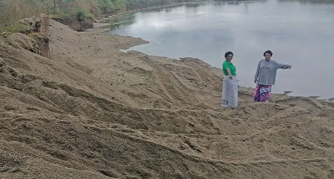 From left: Loraini Nailevu and Makereta Serola at the Yavusania Riverbank in Nadi. 