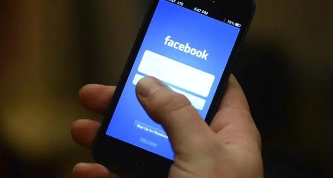 re_cell_phone_showing_facebook