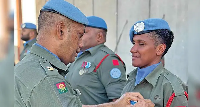 E vakacobara tiko oqori ko Contingent Commander Lt Colonel Jeremaia Waqanisau vei Vasemaca Garnett na metali ka yacana na ‘General Service Medal’.
