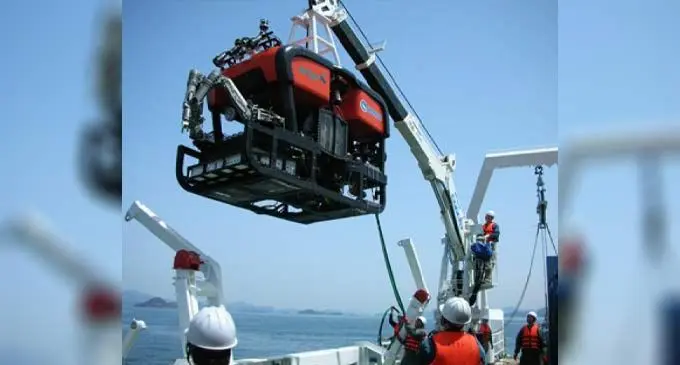 Officials at the Korea Institute of Ocean Science and Technology (KIOST) test an unmanned submersible probe it developed in this file photo. Photo:  The Korean Times