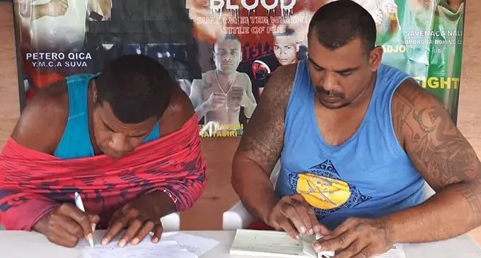 From left: Heavyweight boxer Vilimoni Taganikoro signs the contract with South Pacific Boxing Promotions promoter Freddy Chand in Nadi on August 5, 2019. Photo: Waisea Nasokia