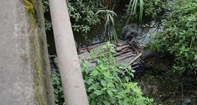 Two people died after the vehicle they were travelling in veered off the road and landed in the Drekainakelo Creek in Kasavu, outside Nausori on December 25, 2020. Photo: Ronald Kumar