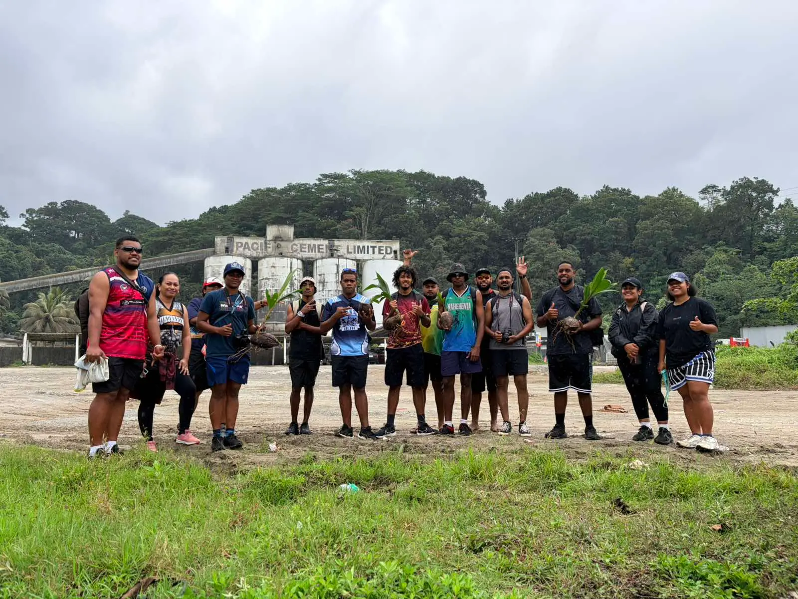 Fourteen graphics students from FNU’s Creative Arts Department climbed Mount Korobaba on September 23 with their cameras to capture light, nature and landscapes as part of their photography studies.