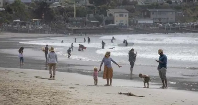 People have fun at Pacifica beach in San Mateo County, the United States, June 1, 2020. (Photo by Li Jianguo/Xinhua)