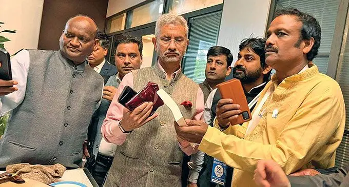 Labasa-based novelist, Shalendra Bishwa (left), presents his novel ‘Rejected Emotions of a Married Hindu Woman from Fiji’ to the Indian Government Minister for External Affairs, Dr Subrahmanyam Jaishankar at the 12th World Hindu Conference in Nadi. 